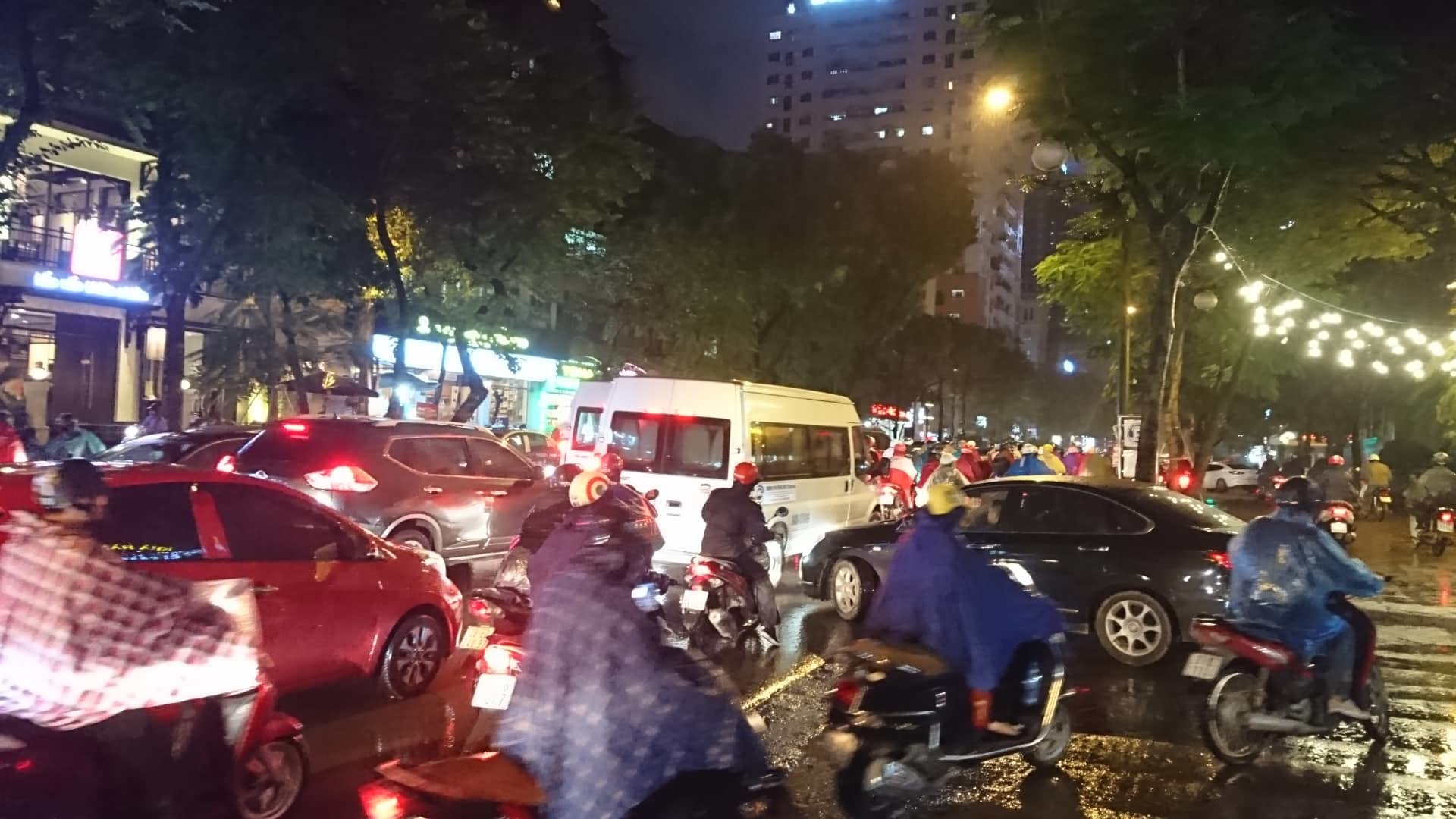 Tắc khắp lối, người Hà Nội nhích từng mét trong mưa rét tái tê