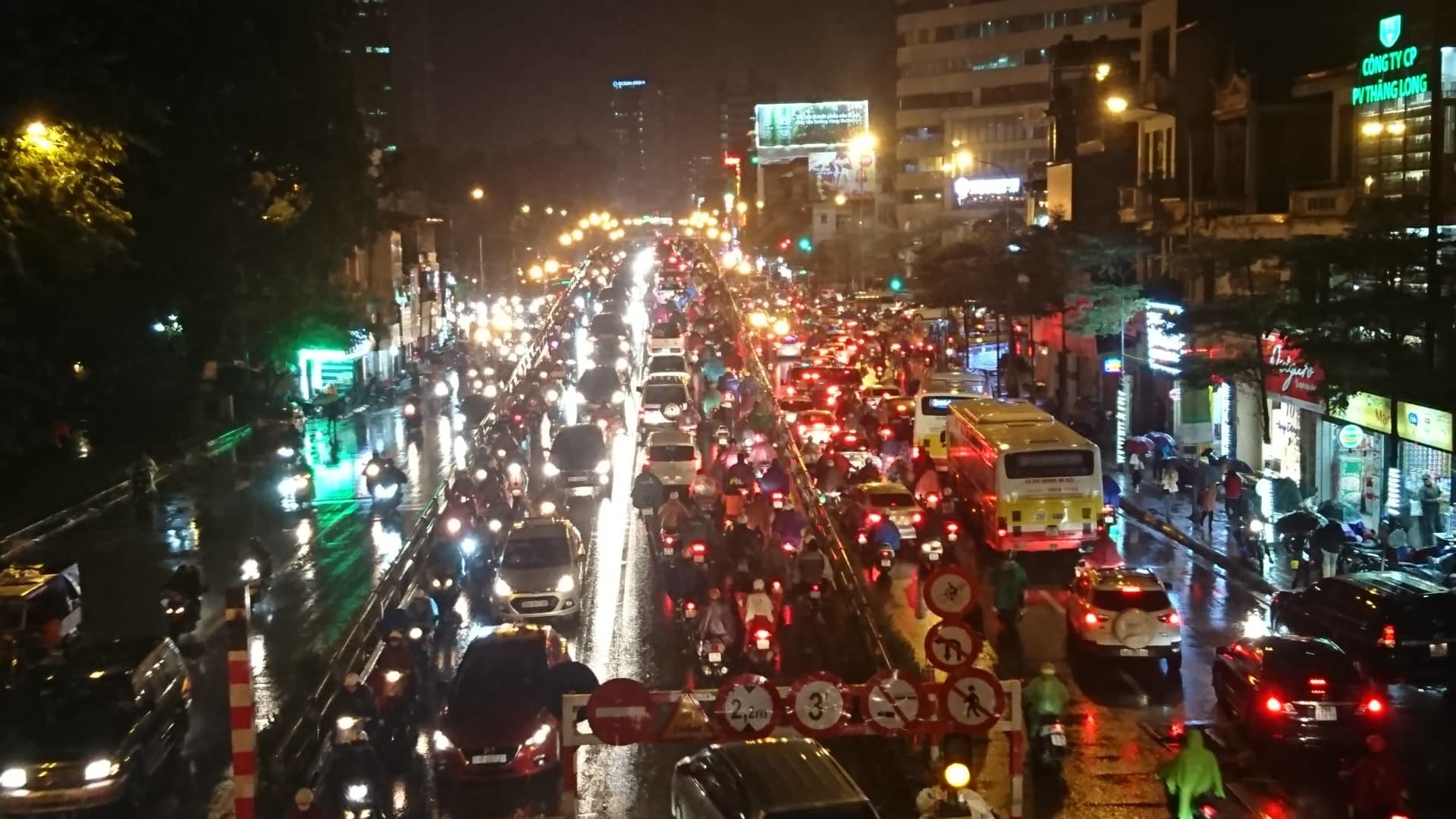 Tắc khắp lối, người Hà Nội nhích từng mét trong mưa rét tái tê