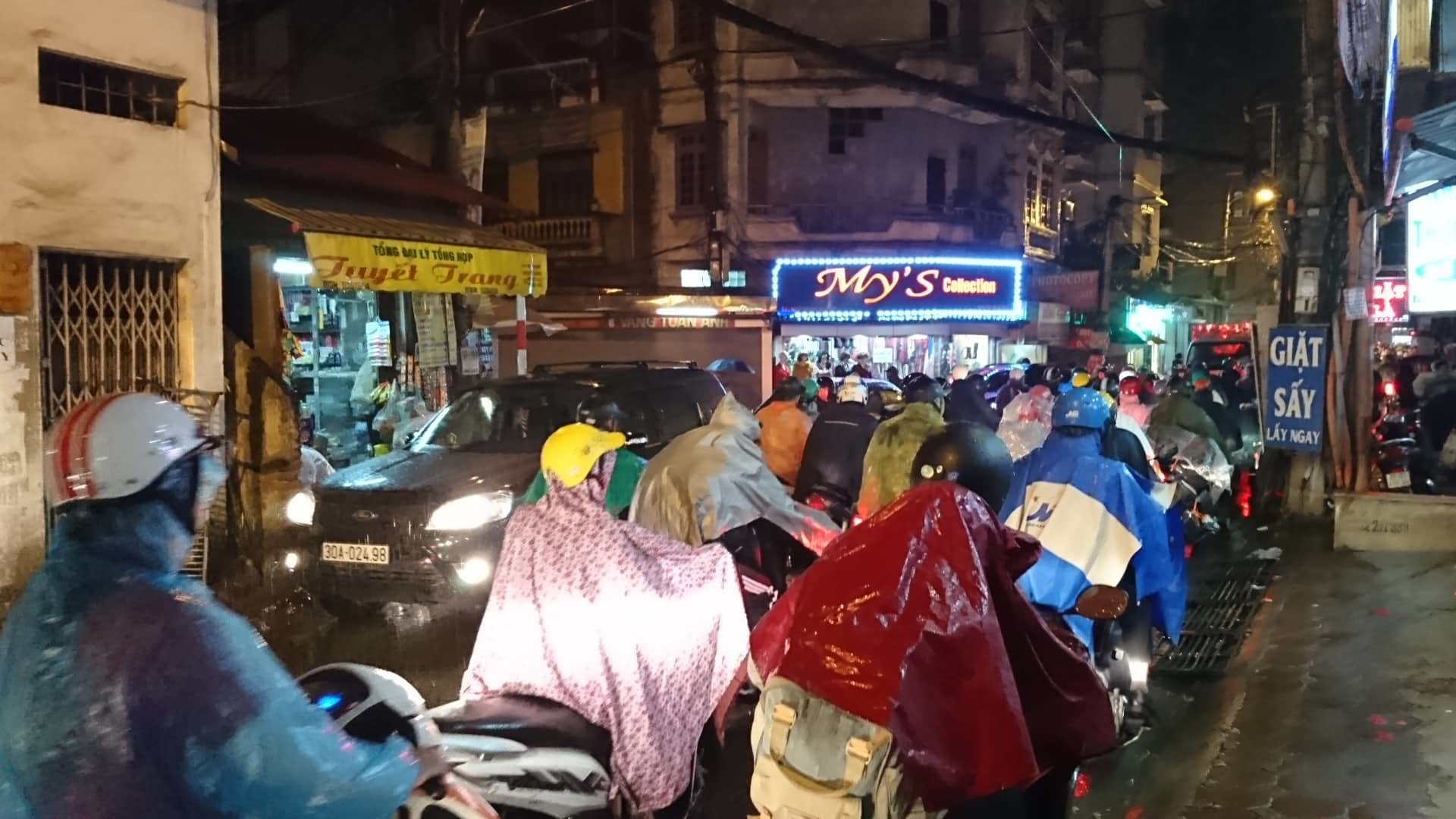 Tắc khắp lối, người Hà Nội nhích từng mét trong mưa rét tái tê