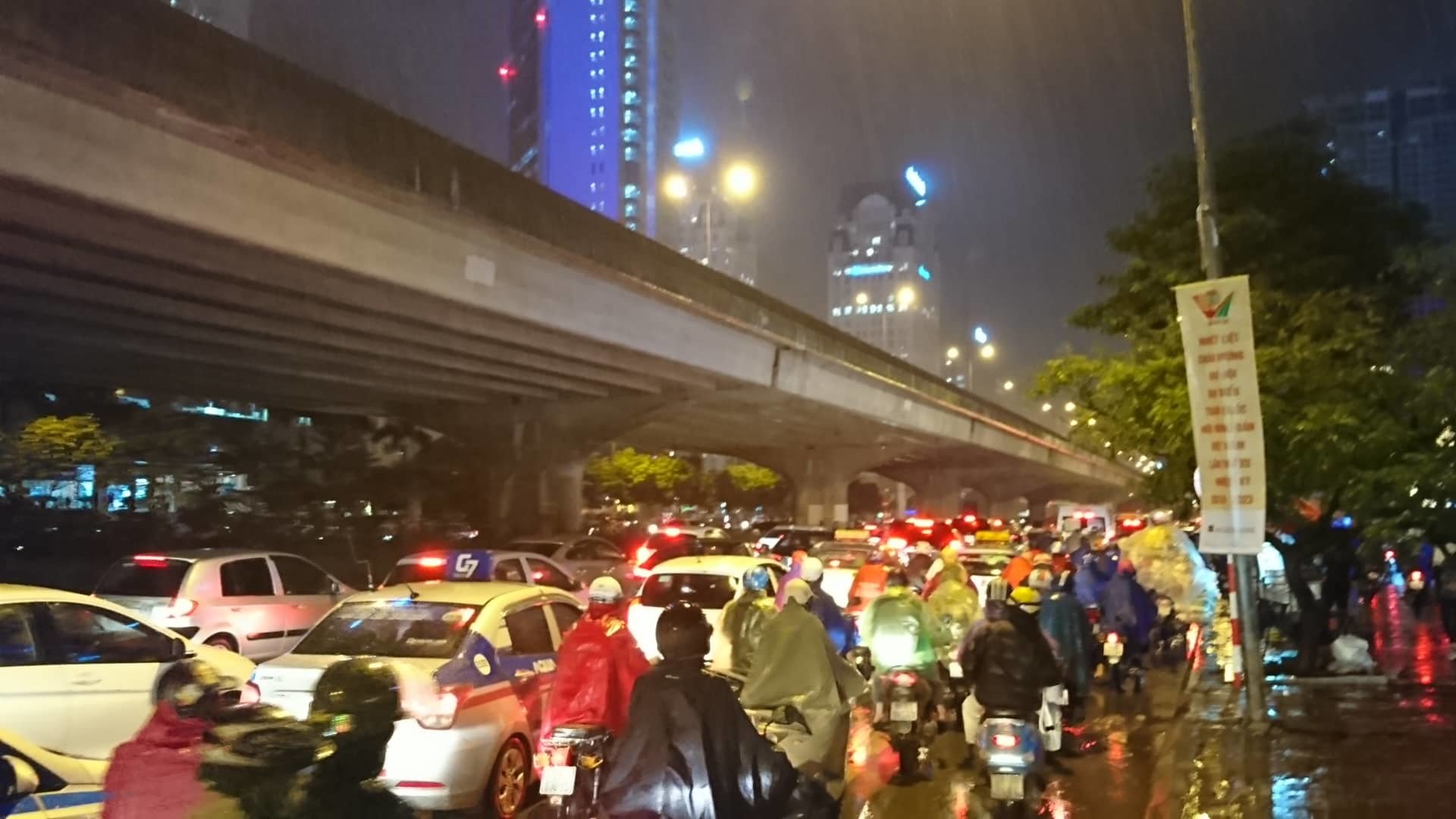 Tắc khắp lối, người Hà Nội nhích từng mét trong mưa rét tái tê