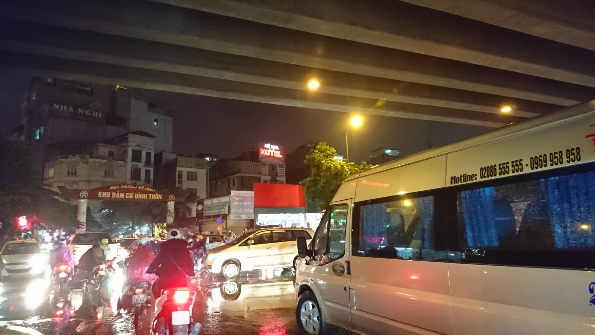 Tắc khắp lối, người Hà Nội nhích từng mét trong mưa rét tái tê