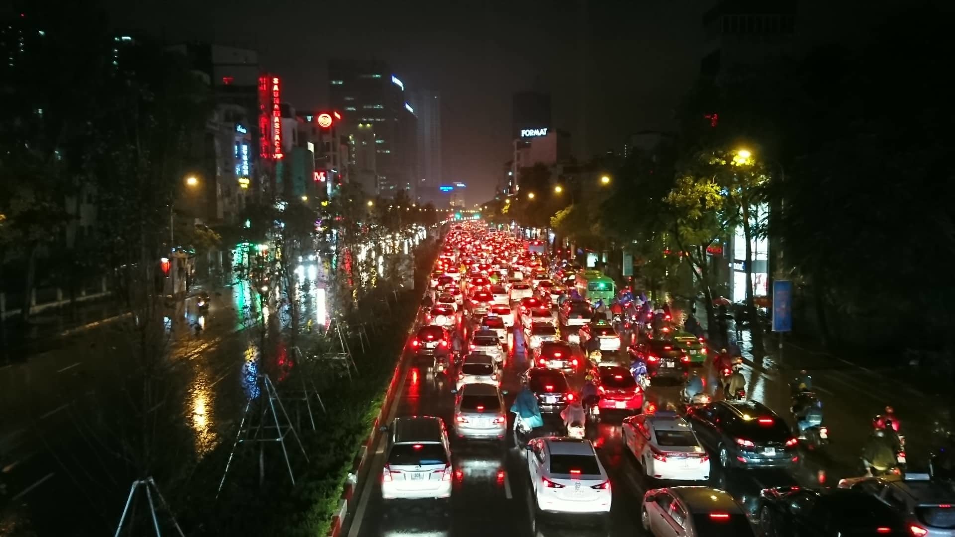 Tắc khắp lối, người Hà Nội nhích từng mét trong mưa rét tái tê