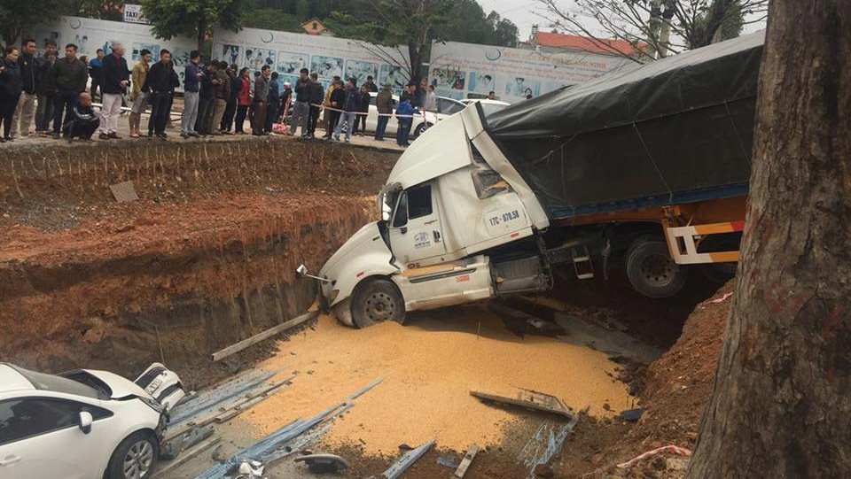 Bà kể phút bế cháu chạy thoát thân khi xe container lao vào