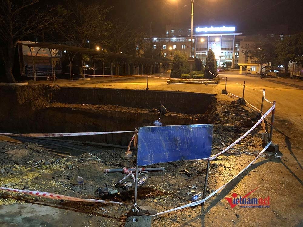 Bà kể phút bế cháu chạy thoát thân khi xe container lao vào Bà kể phút bế cháu chạy thoát thân khi xe container lao vào