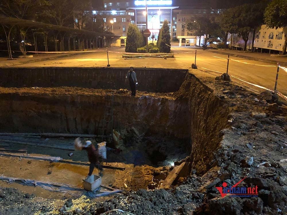 Bà kể phút bế cháu chạy thoát thân khi xe container lao vào