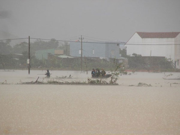 Chồng cùng vợ mang bầu 6 tháng bị lũ cuốn chết thương tâm