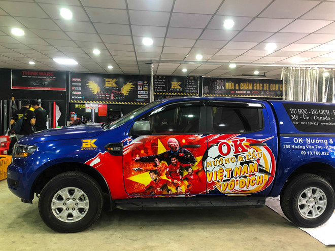Dàn xe rực rỡ sắc cờ cổ vũ tuyển Việt Nam