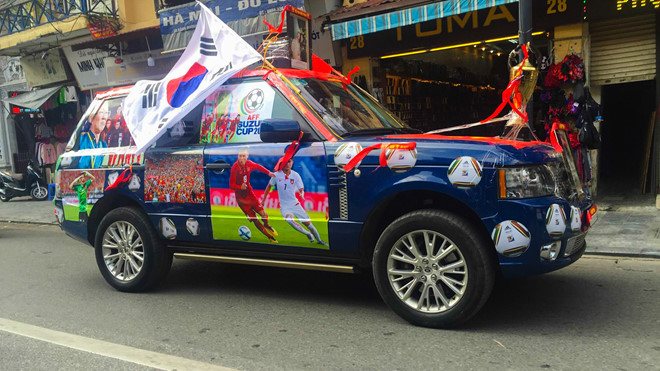 Dàn xe rực rỡ sắc cờ cổ vũ tuyển Việt Nam