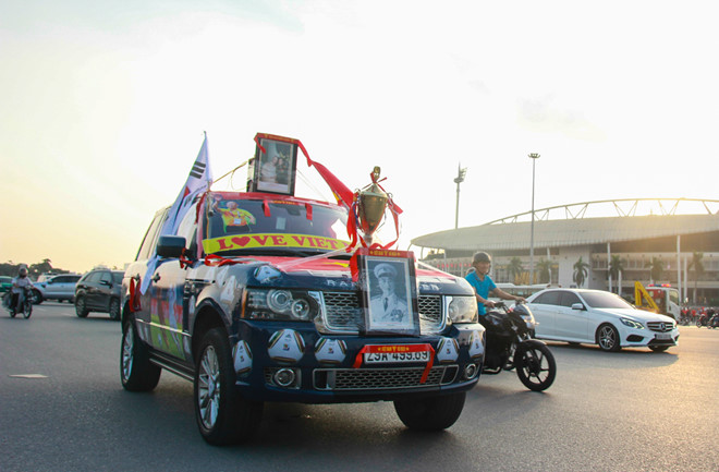 Dàn xe rực rỡ sắc cờ cổ vũ tuyển Việt Nam