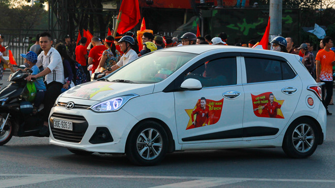 Dàn xe rực rỡ sắc cờ cổ vũ tuyển Việt Nam