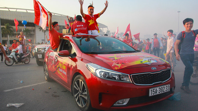 Dàn xe rực rỡ sắc cờ cổ vũ tuyển Việt Nam