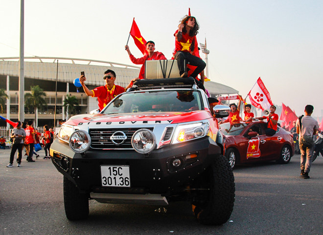 Dàn xe rực rỡ sắc cờ cổ vũ tuyển Việt Nam