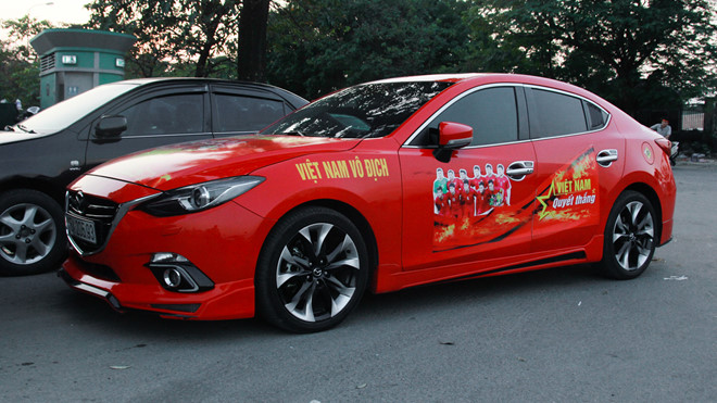 Dàn xe rực rỡ sắc cờ cổ vũ tuyển Việt Nam