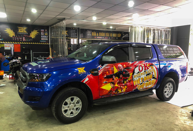 Dàn xe rực rỡ sắc cờ cổ vũ tuyển Việt Nam