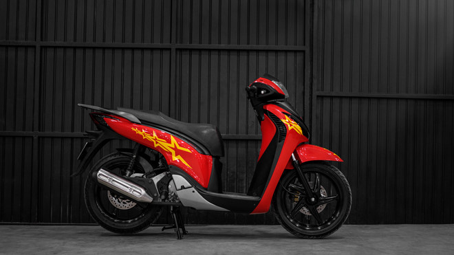 Dàn xe rực rỡ sắc cờ cổ vũ tuyển Việt Nam