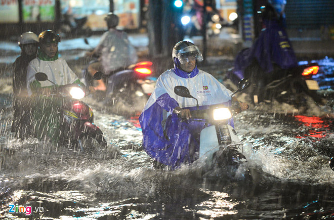 Vì sao Sài Gòn mưa lớn, sấm sét ầm trời sáng nay?