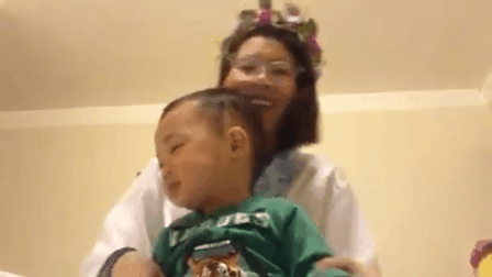 Những tưởng đã trở lại bình thường, hotgirl Bella lại tiếp tục gây sốc khi lè lưỡi liếm con, trang điểm nhảy múa kỳ quặc