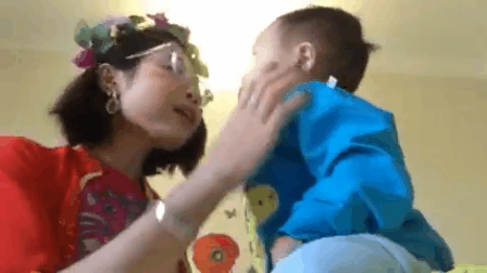 Những tưởng đã trở lại bình thường, hotgirl Bella lại tiếp tục gây sốc khi lè lưỡi liếm con, trang điểm nhảy múa kỳ quặc