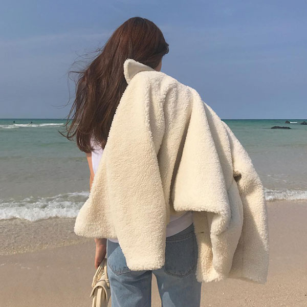 Áo khoác Teddy - chiếc áo khoác mềm mịn như gấu bông chính là item ấm nhất, dễ thương nhất mà bạn nên sắm đông này