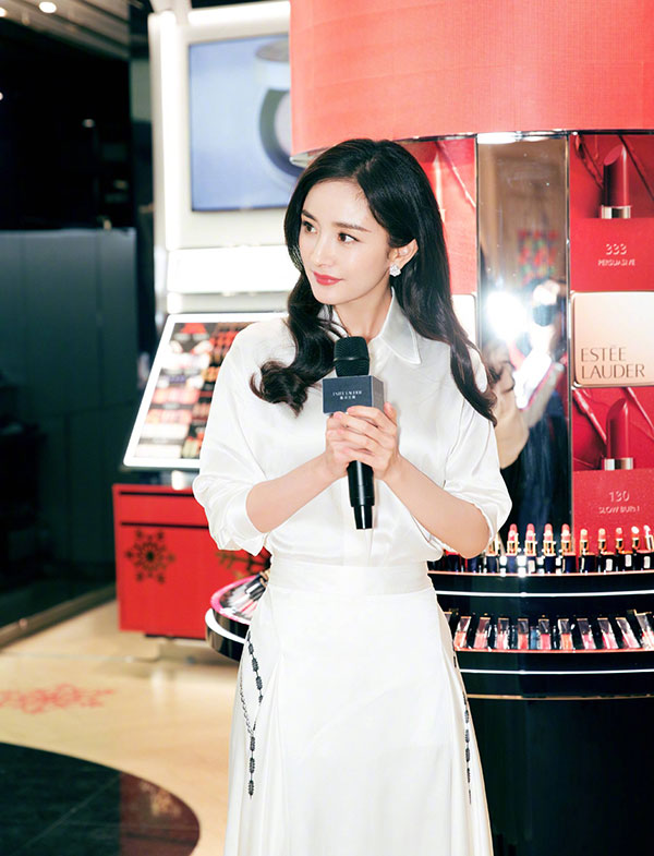 Ngực nhỏ thì sang nhưng có chắc là mặc đẹp hơn? Dương Mịch và Victoria Beckham sẽ khiến bạn phân vân