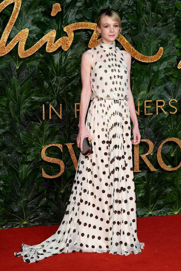 Kendall Jenner, Kaia Gerber diện mốt không nội y trên thảm đỏ