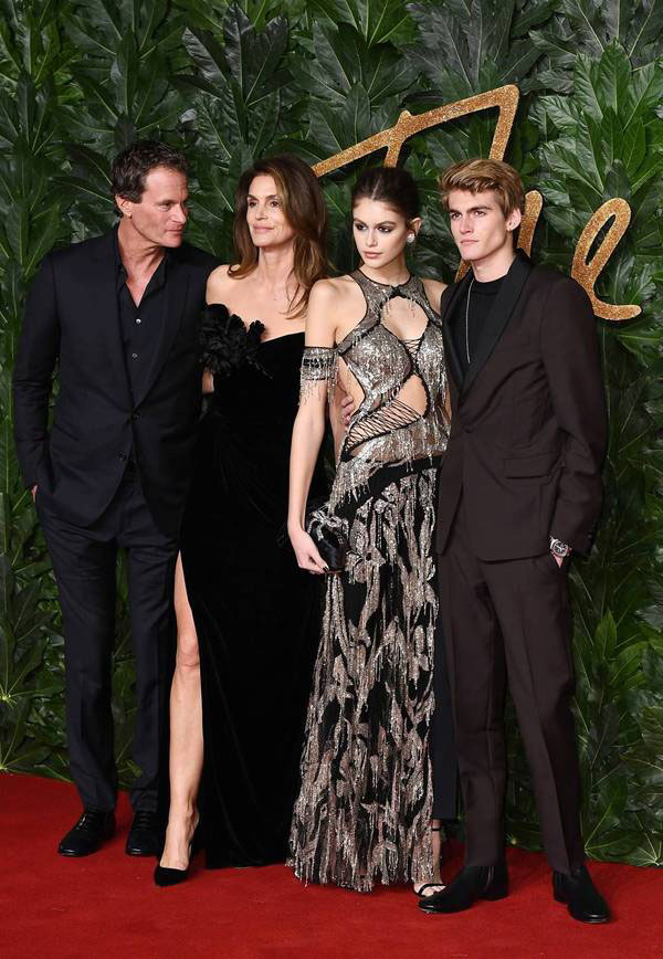 Kendall Jenner, Kaia Gerber diện mốt không nội y trên thảm đỏ