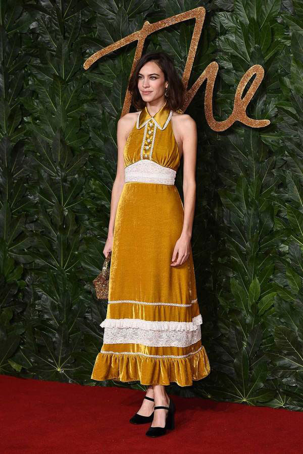 Kendall Jenner, Kaia Gerber diện mốt không nội y trên thảm đỏ