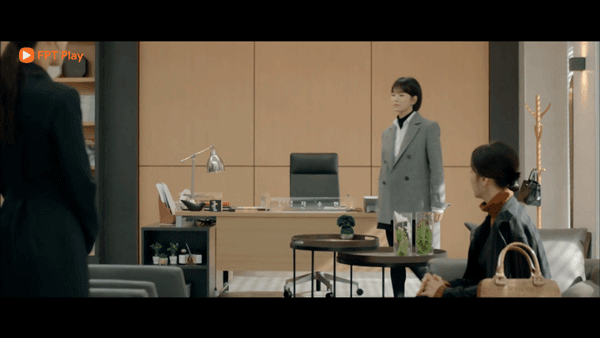 Lấy cảm hứng từ Song Hye Kyo, nàng công sở có ngay công thức layer áo cổ lọ + áo sơ mi chuẩn thanh lịch