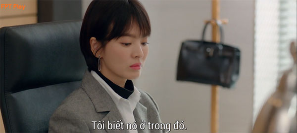 Lấy cảm hứng từ Song Hye Kyo, nàng công sở có ngay công thức layer áo cổ lọ + áo sơ mi chuẩn thanh lịch