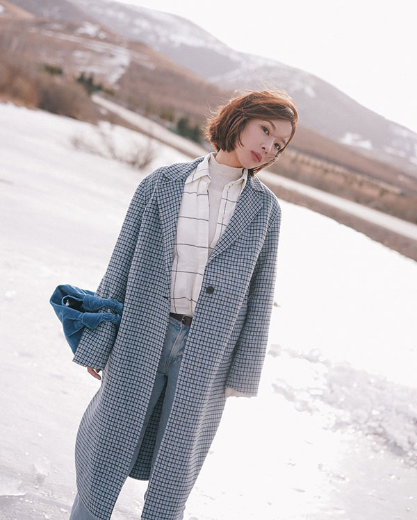 Lấy cảm hứng từ Song Hye Kyo, nàng công sở có ngay công thức layer áo cổ lọ + áo sơ mi chuẩn thanh lịch