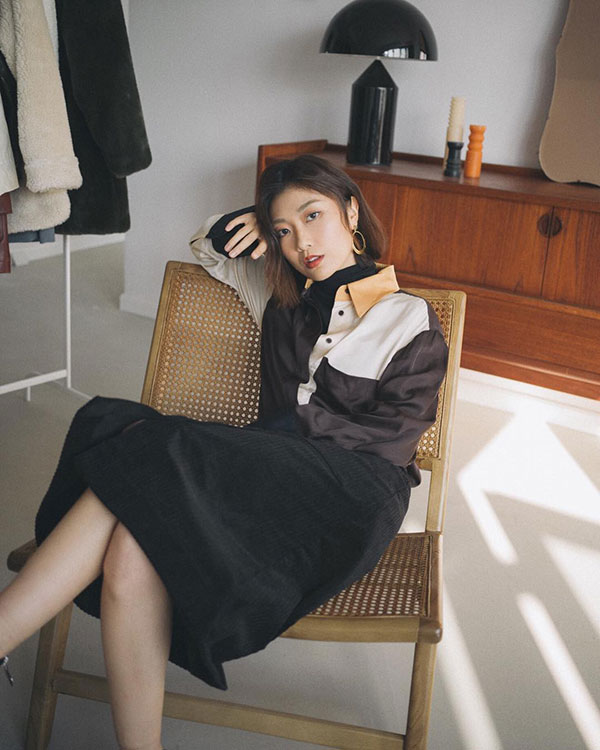 Lấy cảm hứng từ Song Hye Kyo, nàng công sở có ngay công thức layer áo cổ lọ + áo sơ mi chuẩn thanh lịch