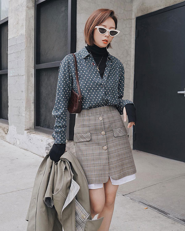 Lấy cảm hứng từ Song Hye Kyo, nàng công sở có ngay công thức layer áo cổ lọ + áo sơ mi chuẩn thanh lịch