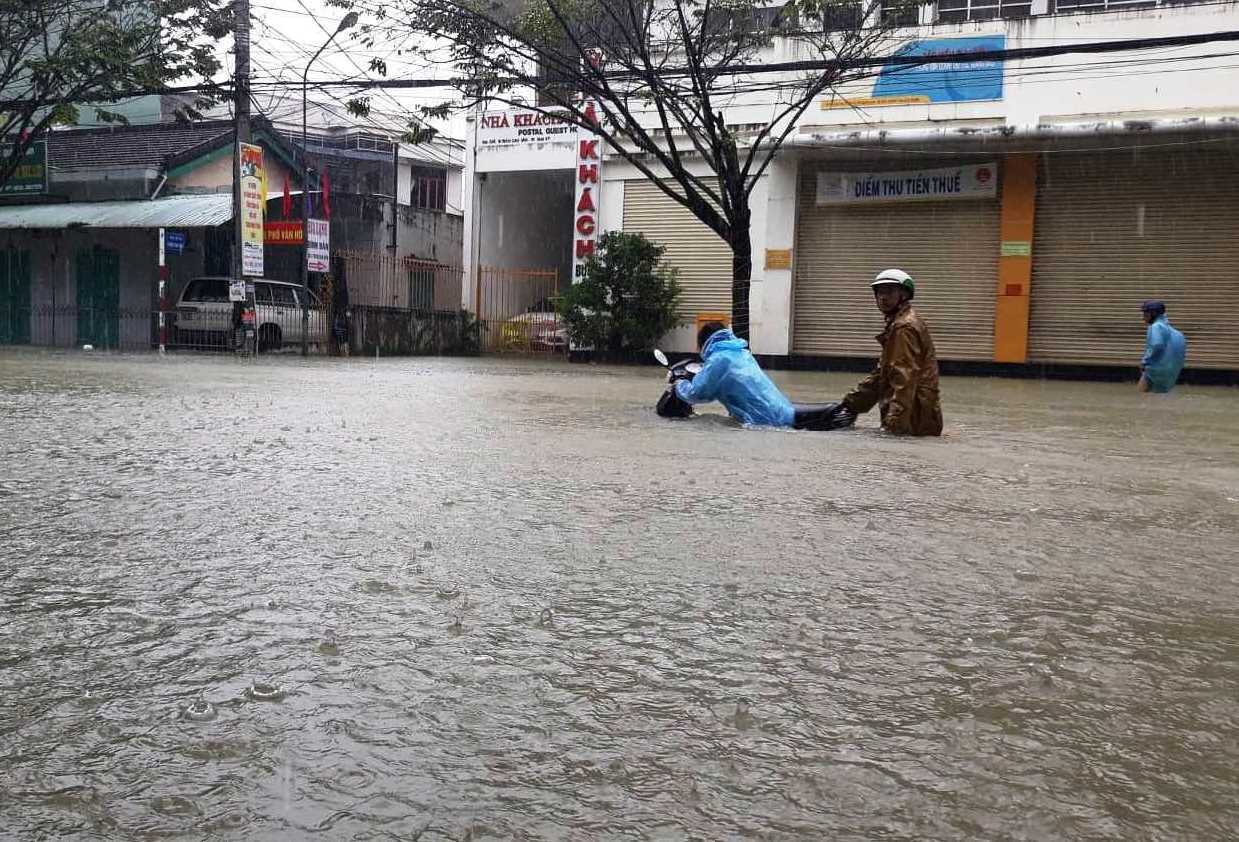 Dự báo thời tiết 11/12: Miền Trung vẫn mưa to, miền Bắc rét đậm