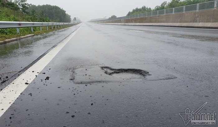 Cao tốc 34.000 tỷ lại chi chít ổ gà, lõm cả vết thương cũ