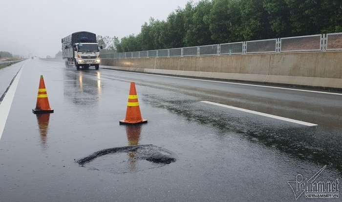 Cao tốc 34.000 tỷ lại chi chít ổ gà, lõm cả vết thương cũ