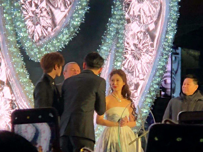 Để tóc xoăn xù mì, Lâm Tâm Như đang từ nữ thần hồi xuân trở nên già chát