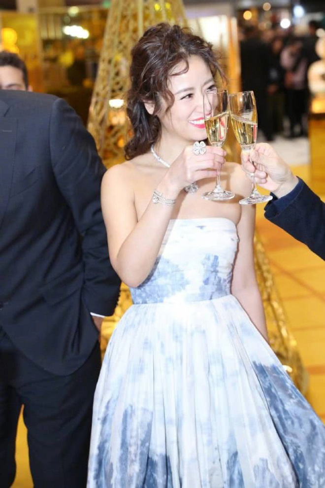 Để tóc xoăn xù mì, Lâm Tâm Như đang từ nữ thần hồi xuân trở nên già chát