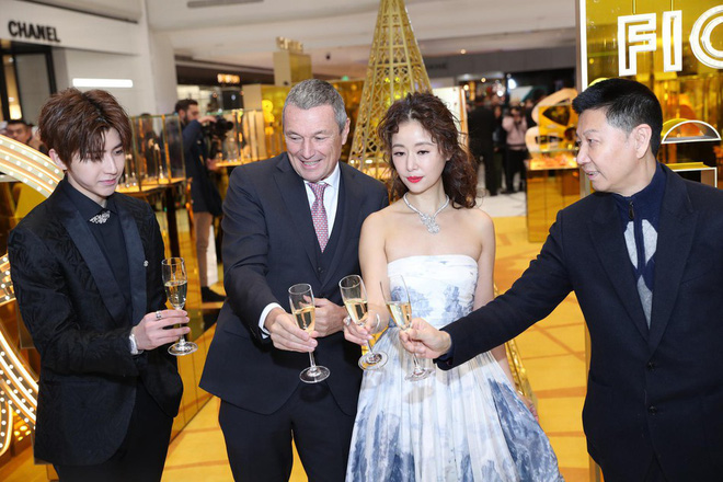 Để tóc xoăn xù mì, Lâm Tâm Như đang từ nữ thần hồi xuân trở nên già chát