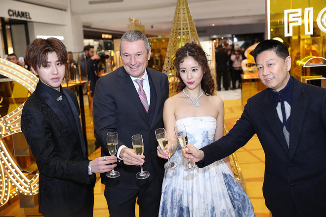 Để tóc xoăn xù mì, Lâm Tâm Như đang từ nữ thần hồi xuân trở nên già chát