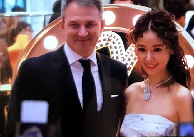 Để tóc xoăn xù mì, Lâm Tâm Như đang từ nữ thần hồi xuân trở nên già chát