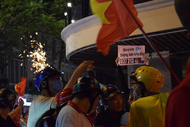 Cười té ghế xem hình ảnh hài hước đêm bão Việt Nam vô địch