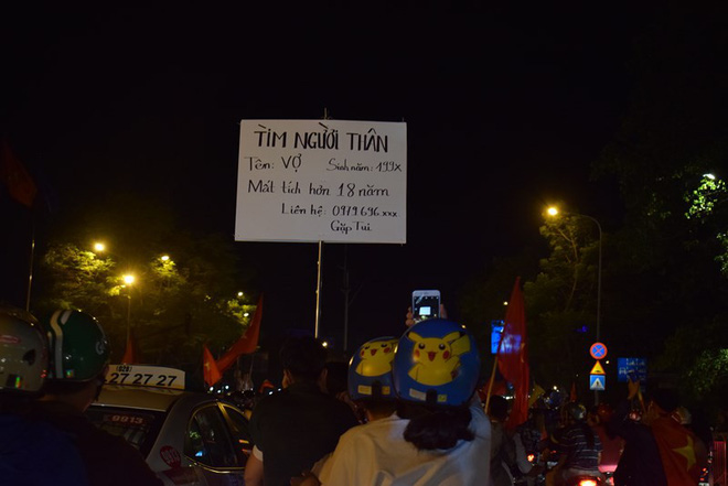 Cười té ghế xem hình ảnh hài hước đêm bão Việt Nam vô địch