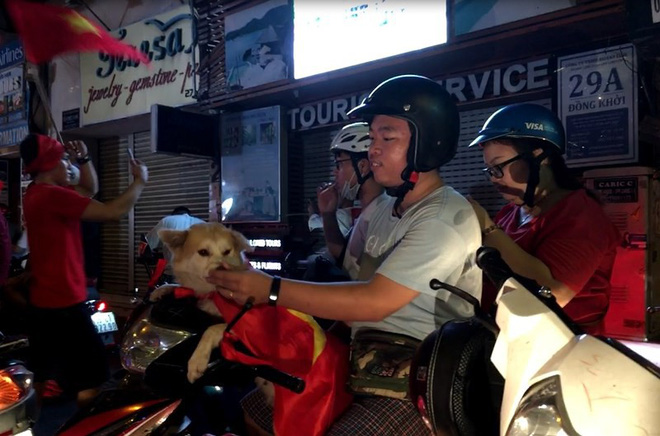 Cười té ghế xem hình ảnh hài hước đêm bão Việt Nam vô địch