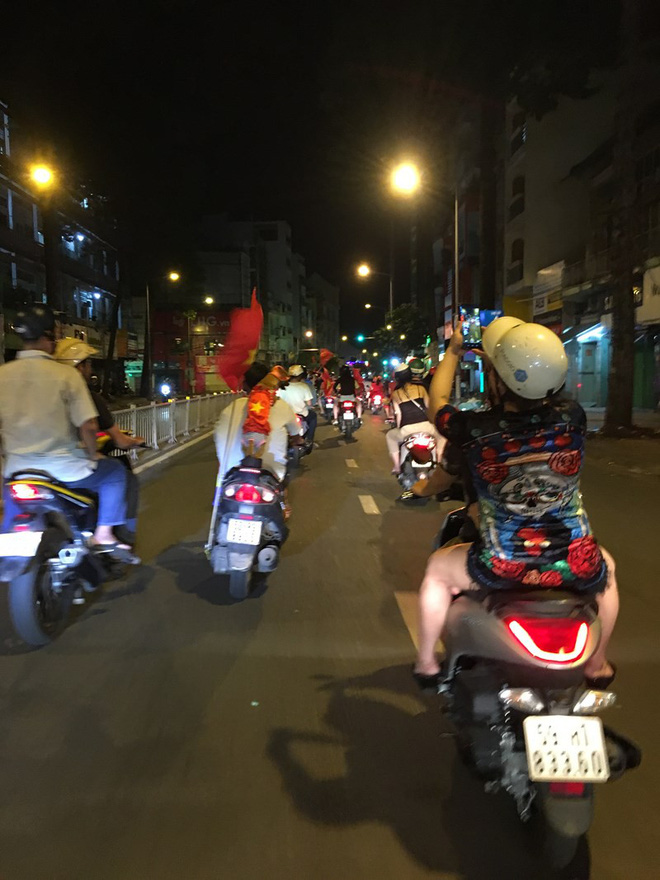 Cười té ghế xem hình ảnh hài hước đêm bão Việt Nam vô địch