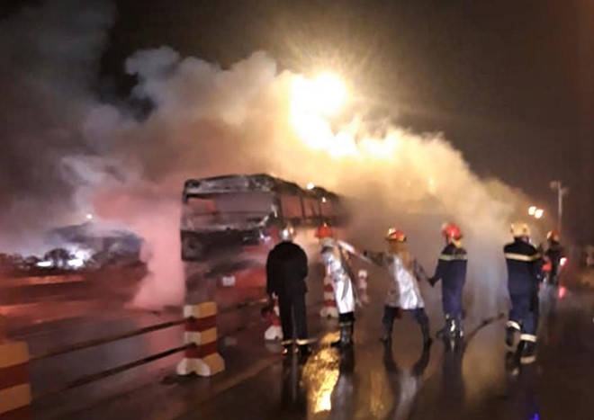 Xe khách giường nằm cháy trơ khung trên cầu Thanh Trì lúc nửa đêm