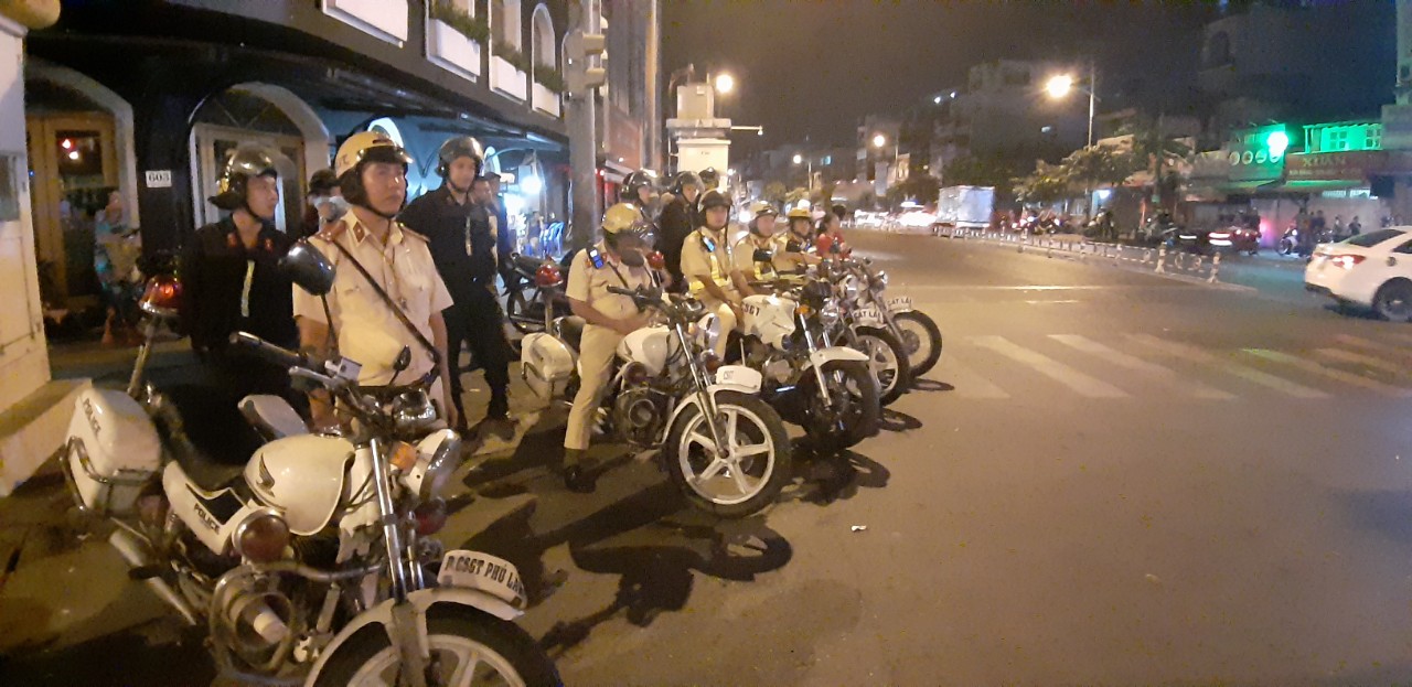 Sau trận Việt Nam - Malaysia, gần 100 người đi bão bị CSGT xử lý