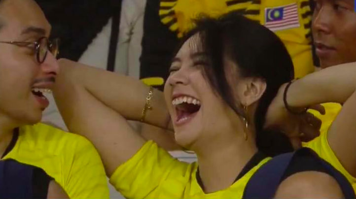 Xuất hiện chỉ vài giây, cổ động viên này đã được mệnh danh luôn là Cô gái xinh nhất nước bạn!