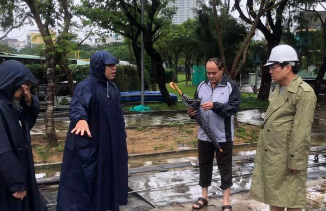 Chủ tịch Đà Nẵng kêu gọi người dân dọn rác sau mưa lũ lịch sử