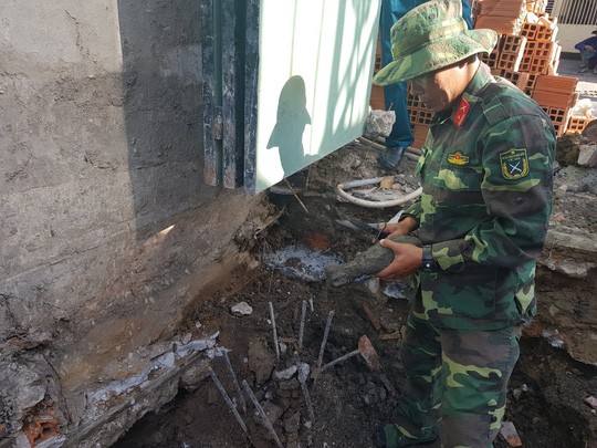 Công nhân xây dựng chạy tán loạn khi phát hiện đạn cối dưới móng nhà