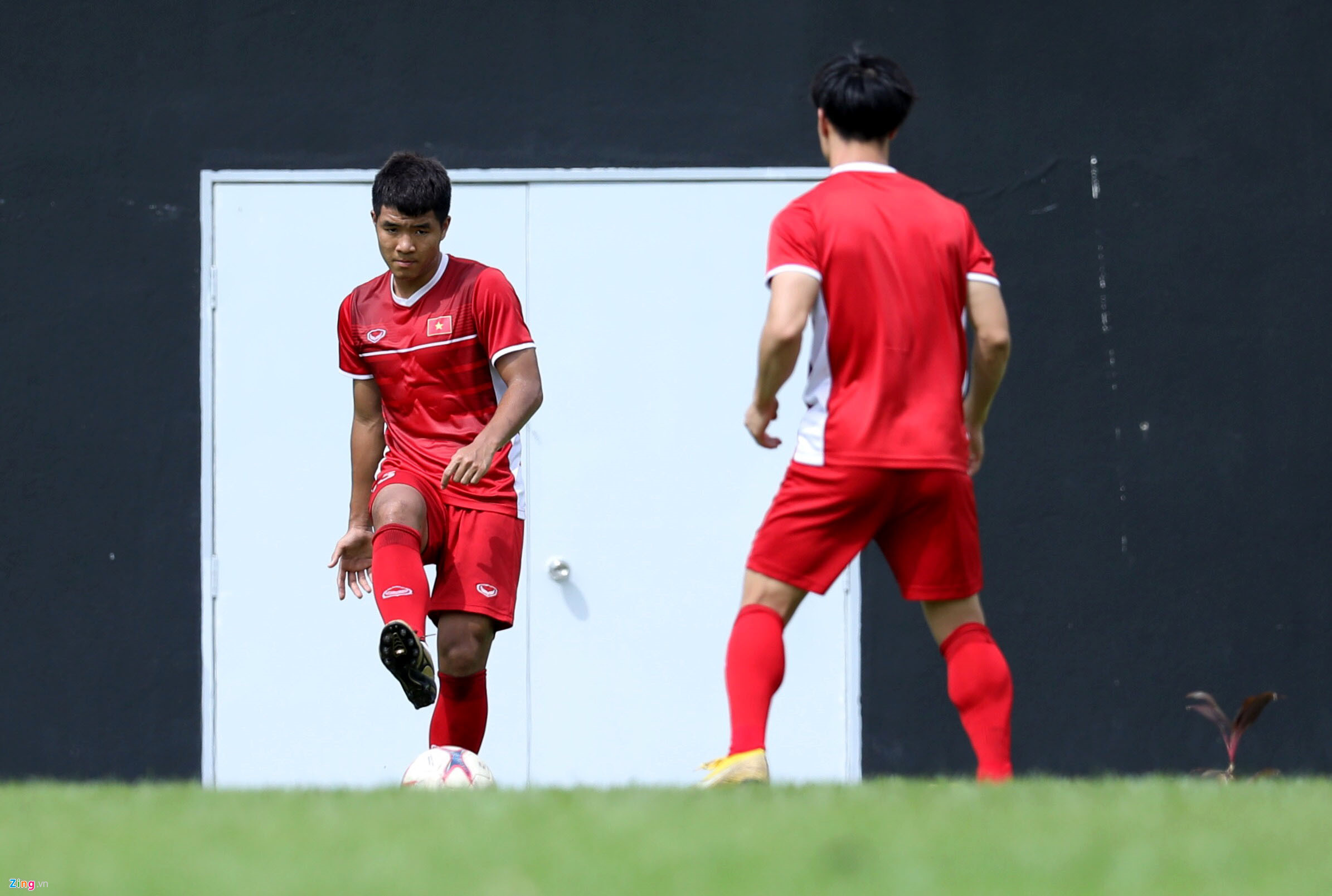 Đức Chinh luyện dứt điểm sau trận hòa Malaysia